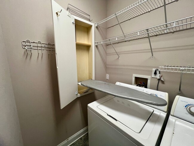 Building Photo - 2 Bedroom Townhouse in Campbell County