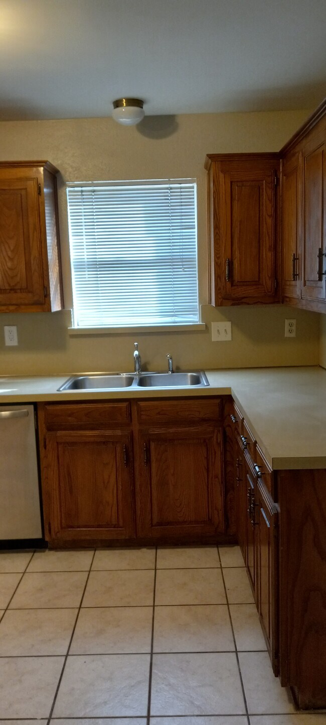 Building Photo - 3200 Foxboro Dr