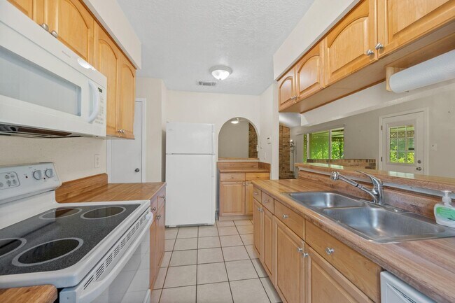 Building Photo - 19907 Lions Gate Dr