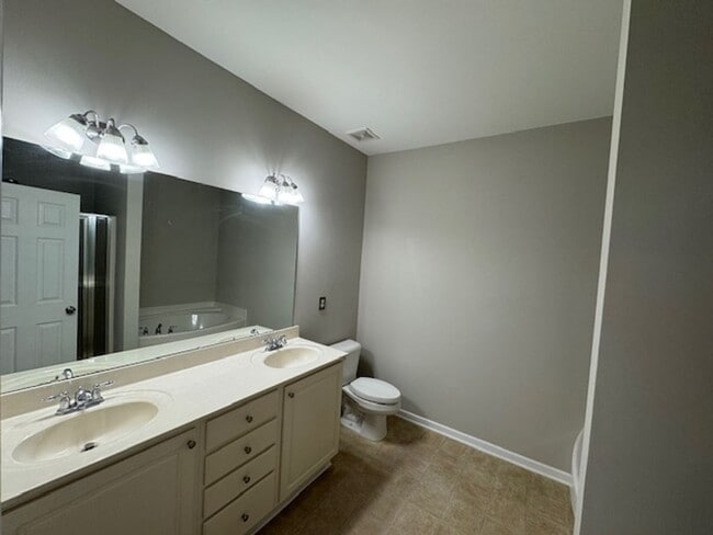 Building Photo - Beautiful 2-Story Townhome in Renaissance Park – Minutes from Downtown Raleigh!