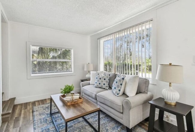 Building Photo - Housing Voucher Accepted: Charming 4-Bedroom Home in Saint Petersburg