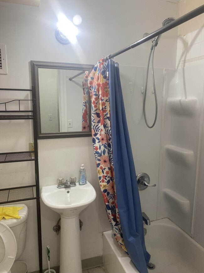 Building Photo - 320 Bawden St