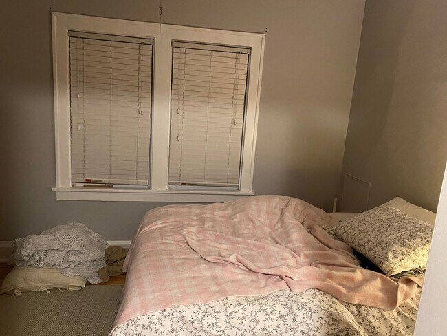 Building Photo - 647 Monroe St NE