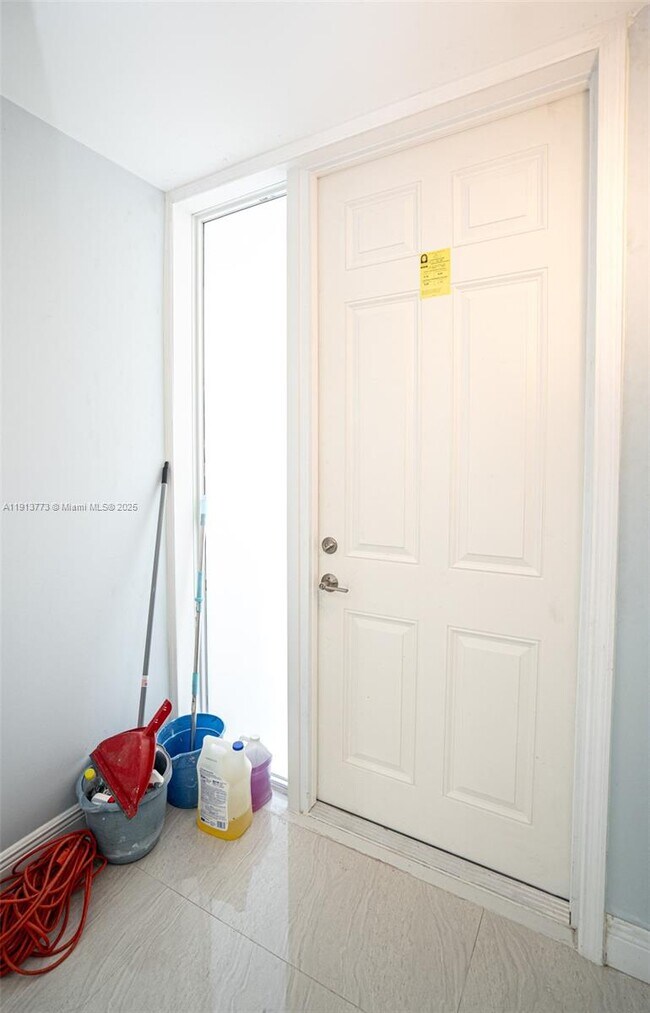 Building Photo - 1070 W 43rd Pl