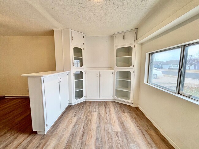 Building Photo - Pre-leasing for February - Updated 3 Bedroom 2 Bathroom Home