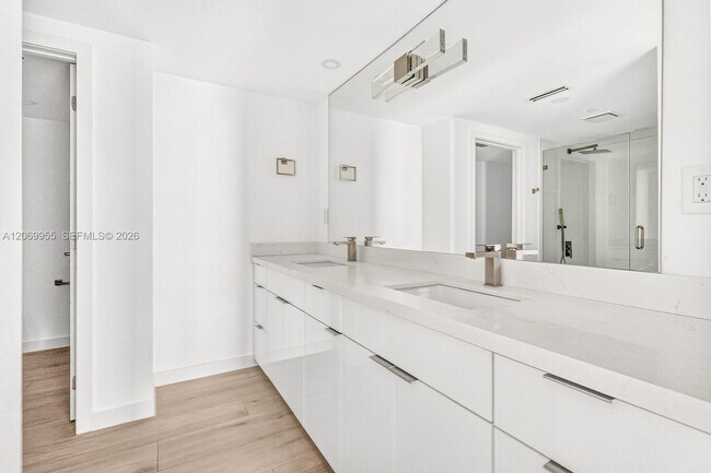 Building Photo - 251 Crandon Blvd