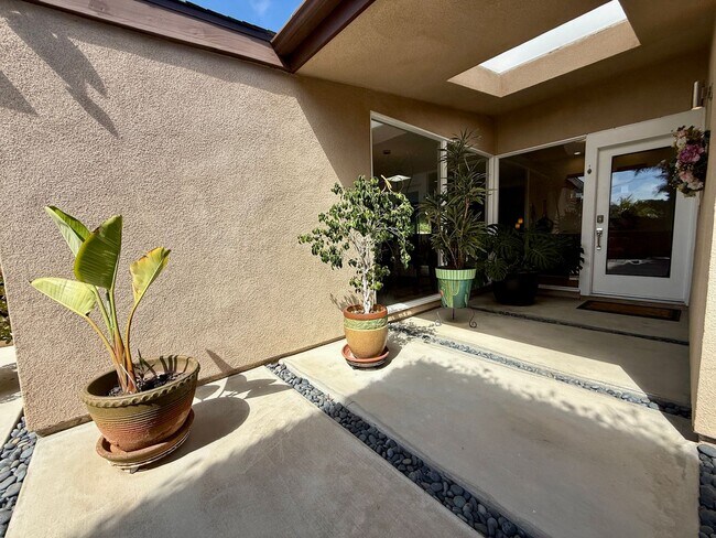 Building Photo - Luxury Furnished 4 Bedroom Home with Pool ...