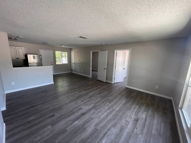 Building Photo - Spacious 5-Bedroom Home in a Great Neighbo...