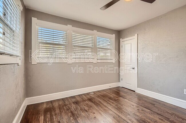 Building Photo - 1418 Roslyn St