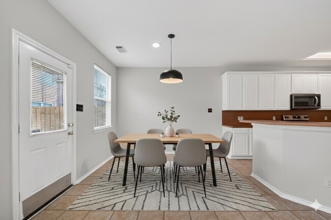 Building Photo - 16623 Newglen Ln