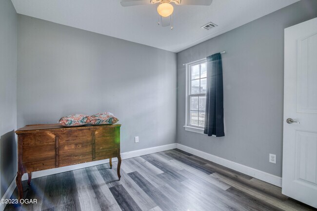 Building Photo - 2225 S Porter Ave