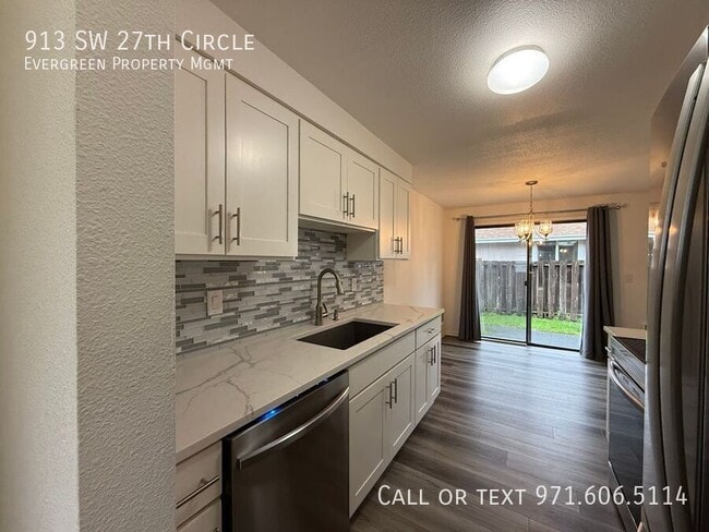 Building Photo - 913 SW 27th Cir