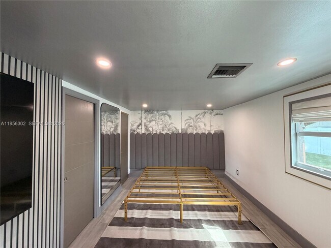 Building Photo - 1532 N Andrews Ave