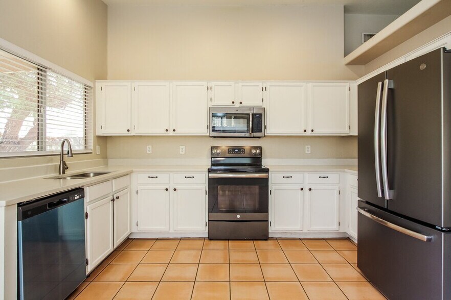 Building Photo - 8667 W Palm Ln