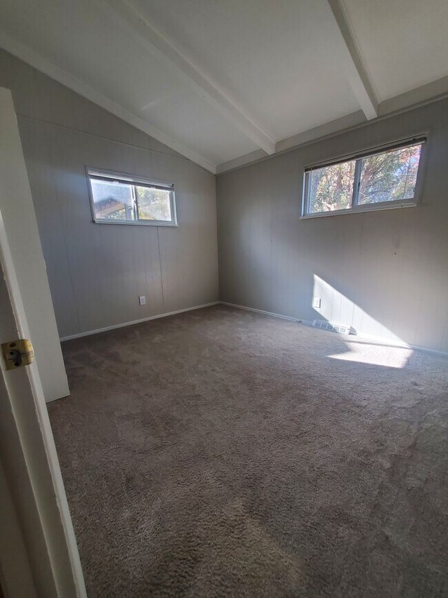 Building Photo - Spacious Ranch Style 4 BR Available in Aug...