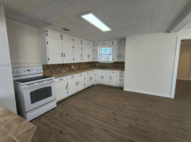 Building Photo - Charming and Spacious 3 bedroom, 2 bath home COMING SOON!