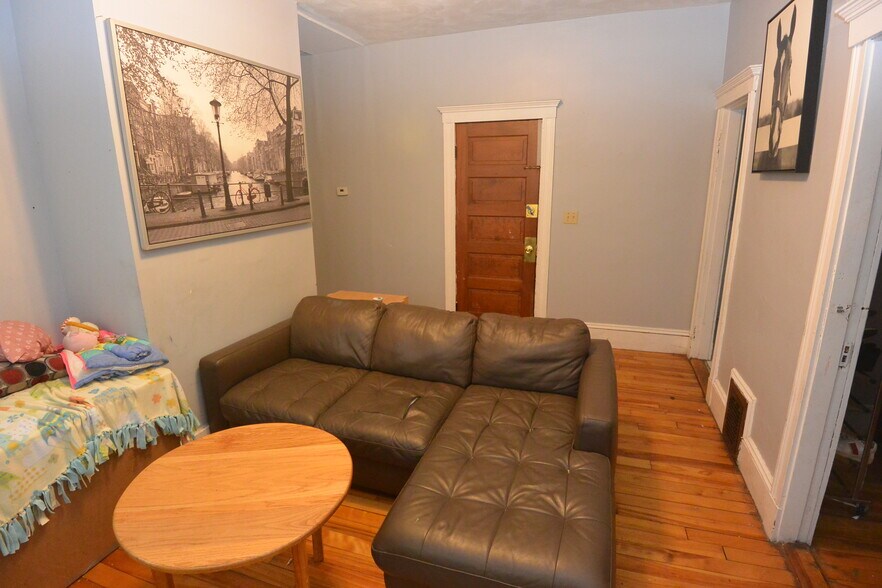 Building Photo - 10 Brackett St