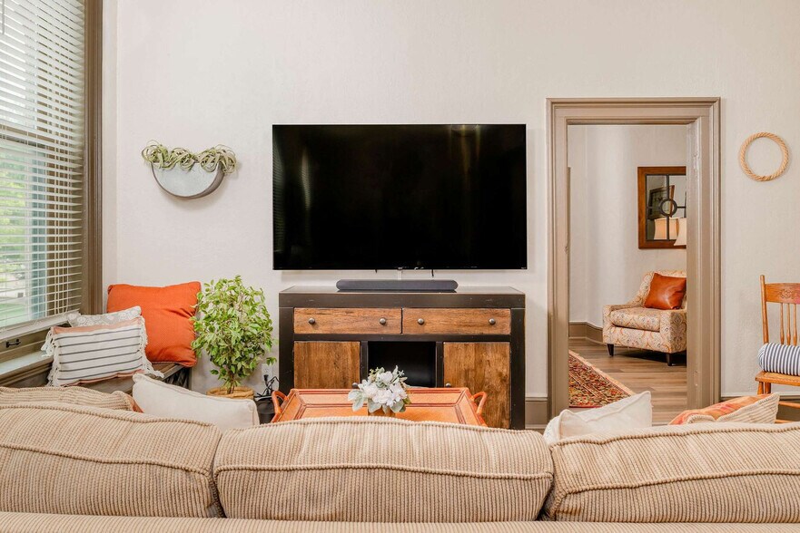 Building Photo - 101 Algoma Blvd