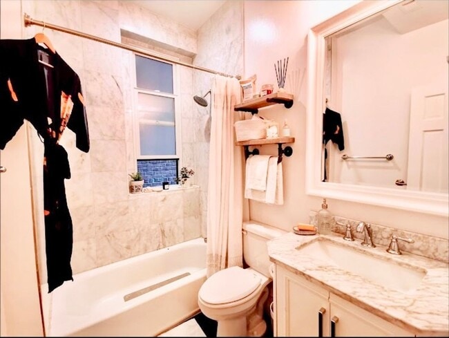Building Photo - Stunning Condo Dupont Circle!  Pets Welcom...