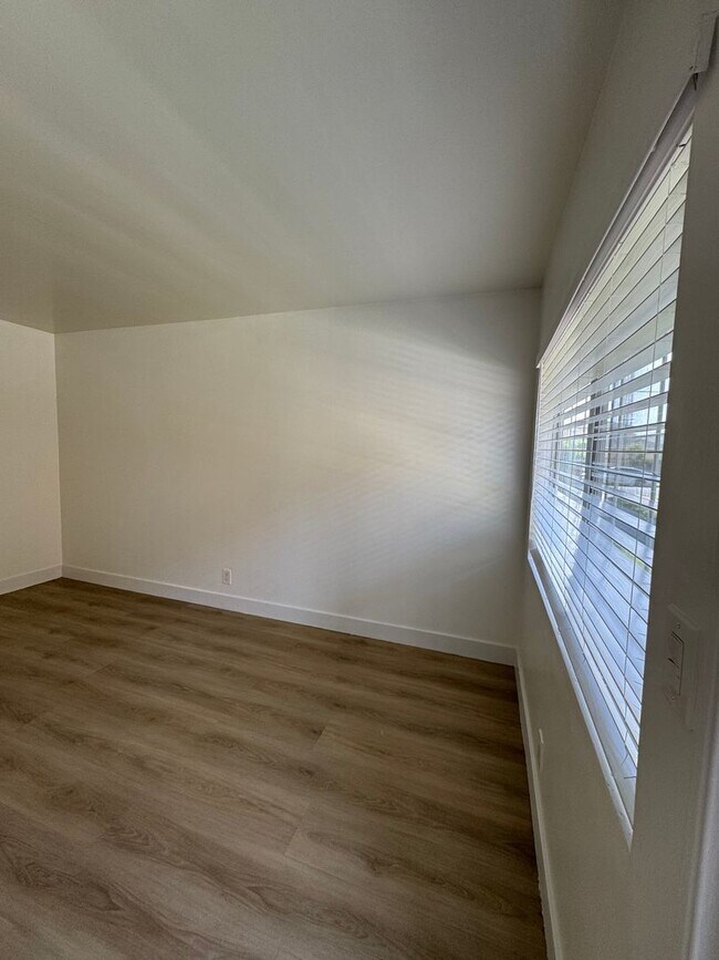 Building Photo - 1 Bedroom in Gardena With Parking Included...