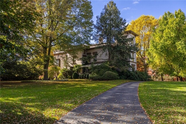 Building Photo - 1397 East Ave