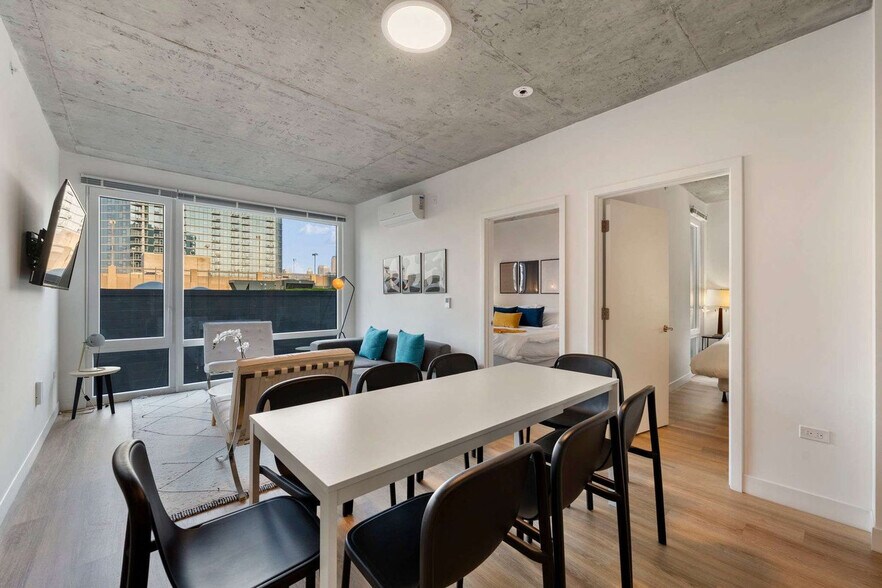 Building Photo - 853 W Blackhawk St