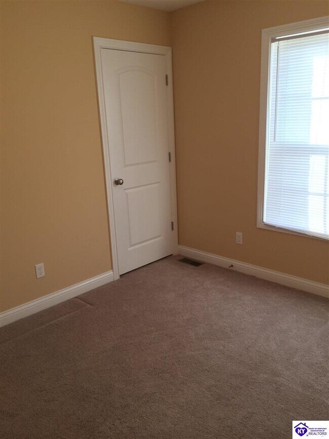 Building Photo - 913 Silktree Cir