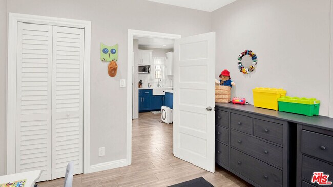 Building Photo - 252 E 47th St