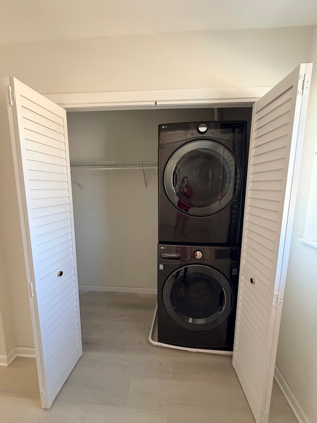 Building Photo - 2308 Oakton St