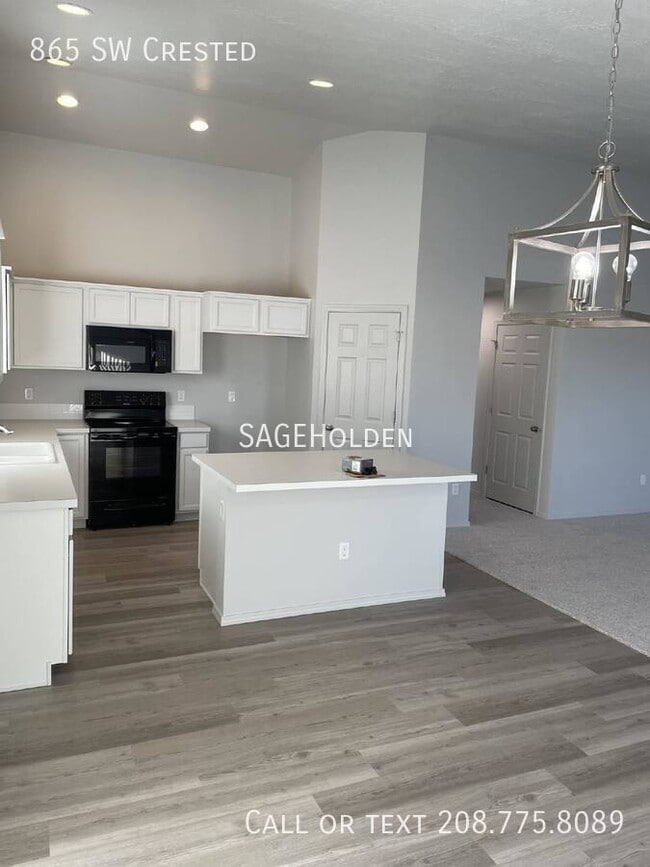 Building Photo - 865 SW Crested-