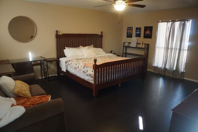 Building Photo - 14 53rd St SE