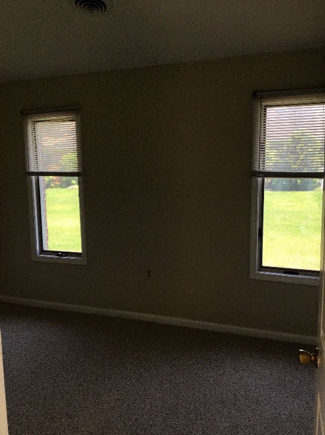 Building Photo - Cozy, end unit 2 bed/1 bath townhouse