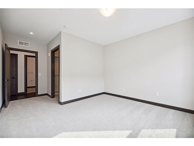 Building Photo - 253 Lake St E