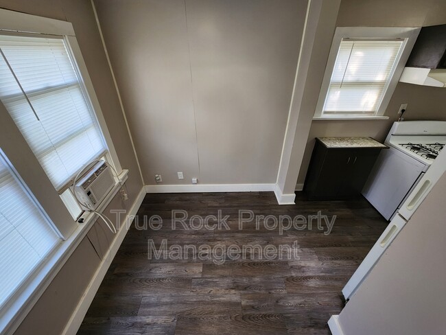 Building Photo - 315 1/2 S Stonewall