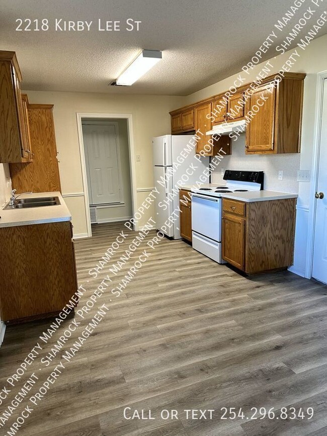 Building Photo - Duplex in Midway ISD!