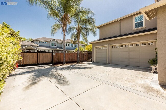 Building Photo - Live Exceptionally in This Peaceful Willow Glen Executive Home; 4 bed/ 4.5 bath