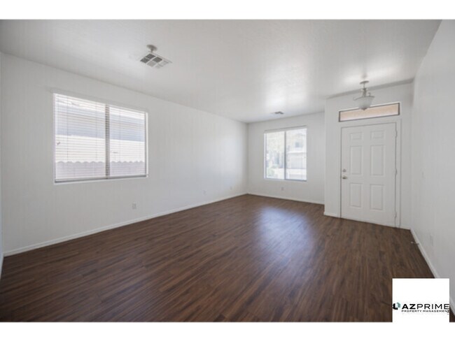 Building Photo - Experience Relaxed Phoenix Living In This Well-Appointed 4/2 Rental That Perfectly Balances Comfort,