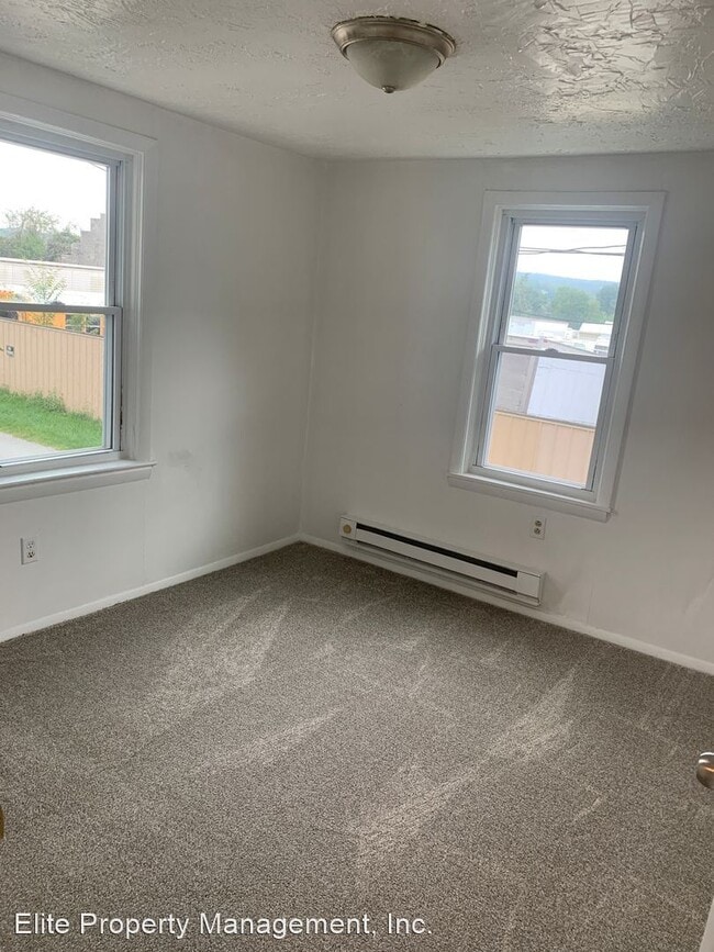 Building Photo - 2 br, 1 bath House - 12 N. Main St., Apt. D