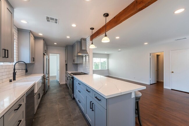 Building Photo - Beautiful Hawthorne Rental In Hollyglen!