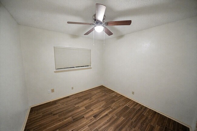 Building Photo - Charming 3-bed, 2-bath home in Universal C...