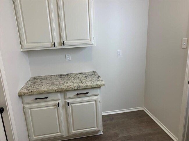 Building Photo - 610 Woodlake Cir