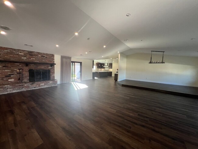 Building Photo - Beautiful newly renovated home in Mockingb...