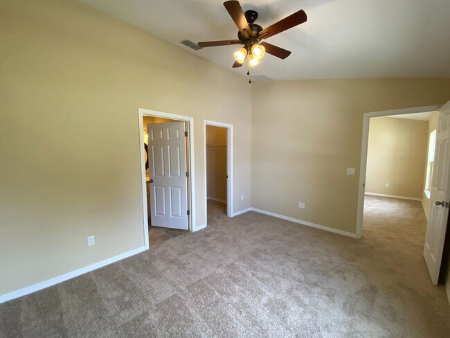 Building Photo - Desirable SE Ocala Neighborhood 3/2/1 **WON"T LAST**