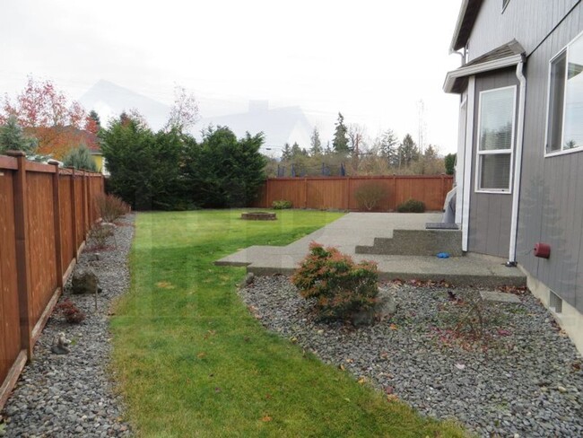 Building Photo - Gorgeous 4 bedroom House in a highly desir...