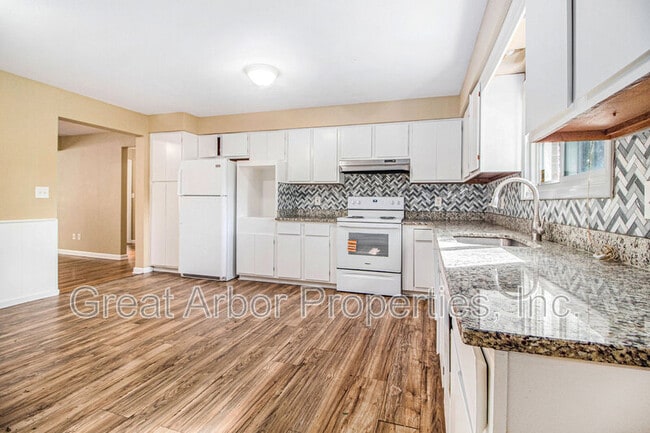 Building Photo - 392 Firwood St