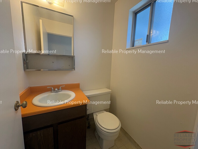 Building Photo - 1524 Falcon Dr