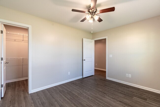 Building Photo - 3733 Moseley Dr