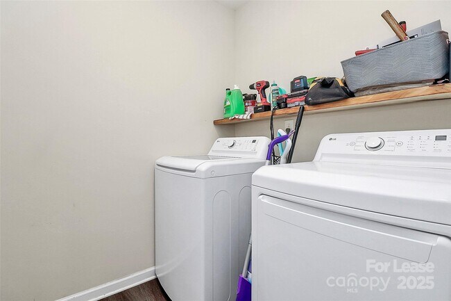 Building Photo - 409 Kickapoo Ave