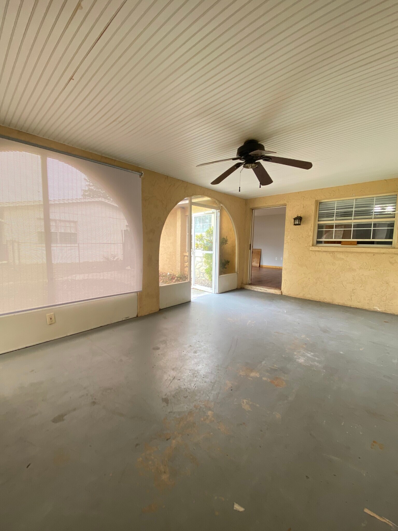 Fully screen portch - 4911 23RD ST W, #A