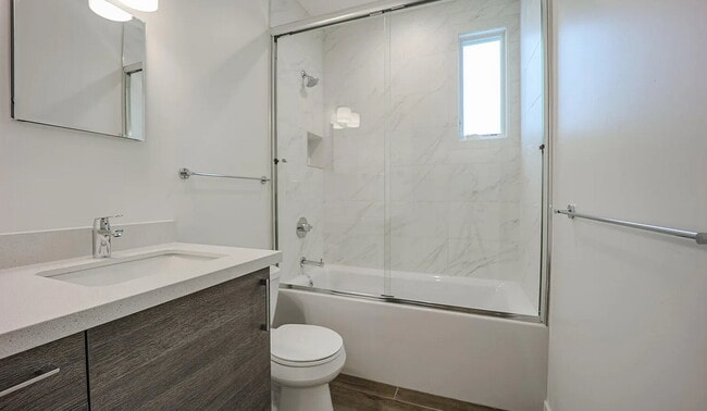 Building Photo - Chic North Central Newer Duplex!